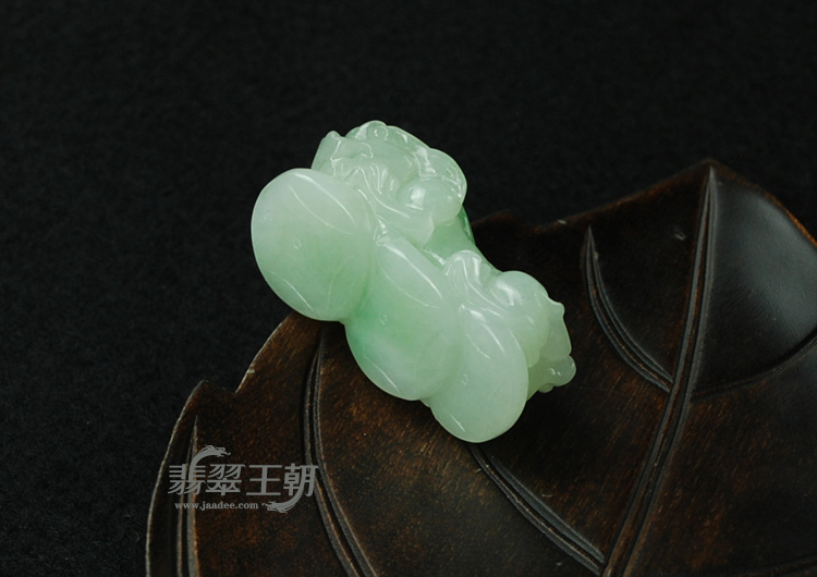 糯冰种翠色缅甸翡翠貔貅挂件