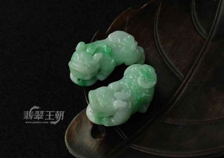 细糯种翠色缅甸翡翠貔貅挂件（一对）
