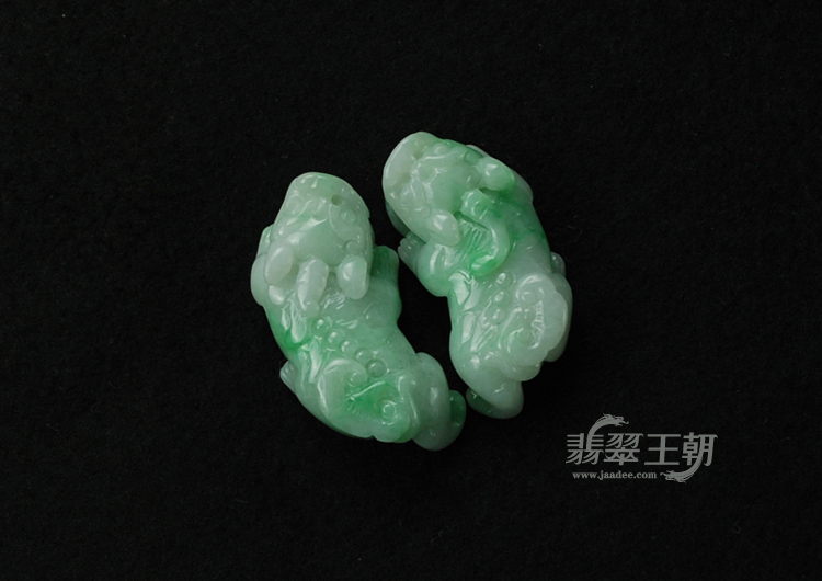 细糯种翠色缅甸翡翠貔貅挂件（一对）