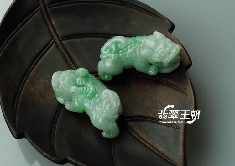 细糯种翠色缅甸翡翠貔貅挂件（一对）