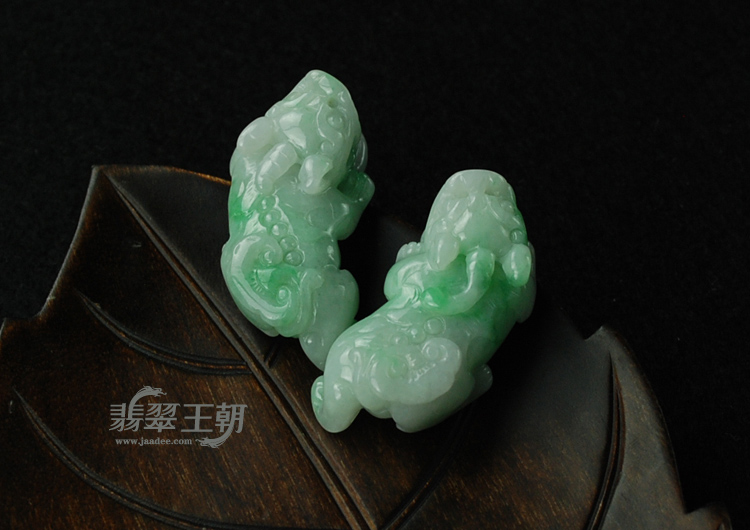 细糯种翠色缅甸翡翠貔貅挂件（一对）
