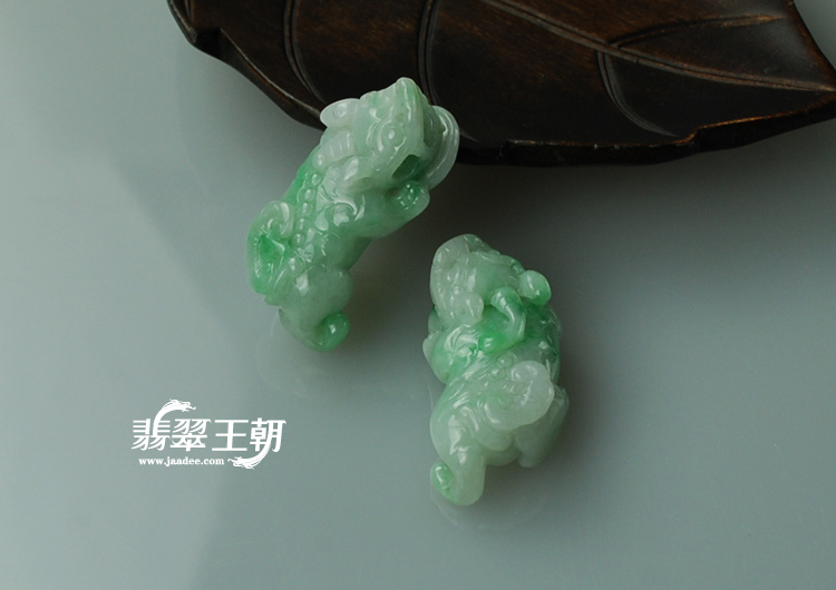细糯种翠色缅甸翡翠貔貅挂件（一对）