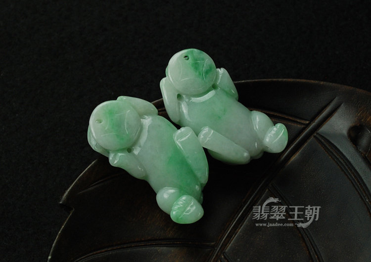 细糯种翠色缅甸翡翠貔貅挂件（一对）