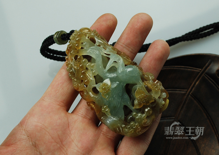 冰种黄翡缅甸翡翠“松鹤延年”挂件