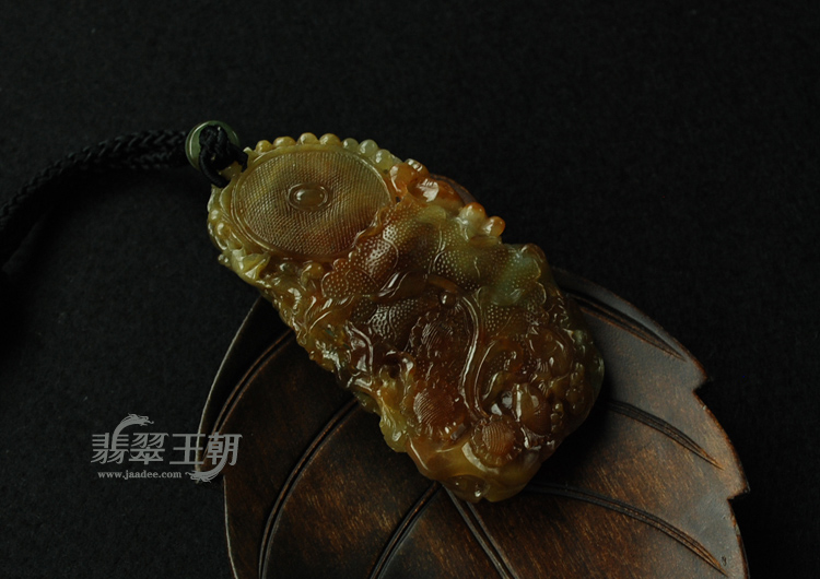 冰种黄翡缅甸翡翠“松鹤延年”挂件