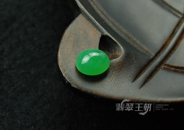 糯冰种翠色缅甸翡翠戒面