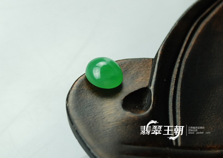 糯冰种翠色缅甸翡翠戒面