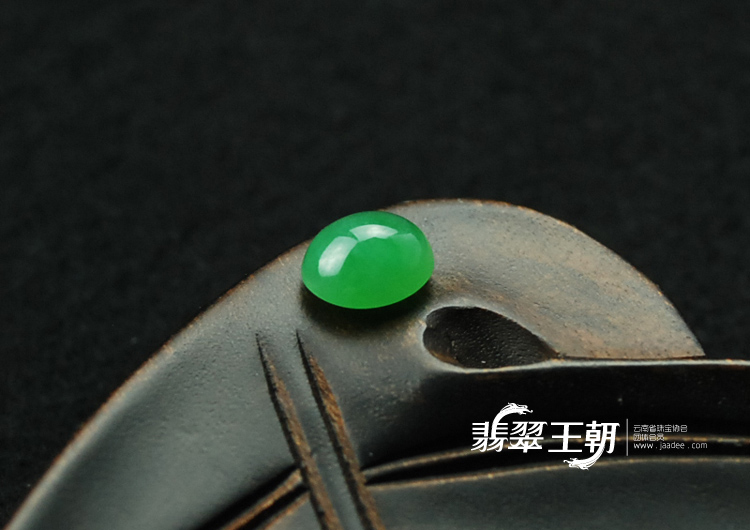 糯冰种翠色缅甸翡翠戒面