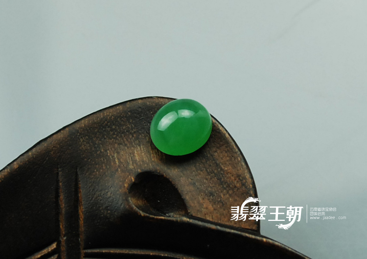 糯冰种翠色缅甸翡翠戒面