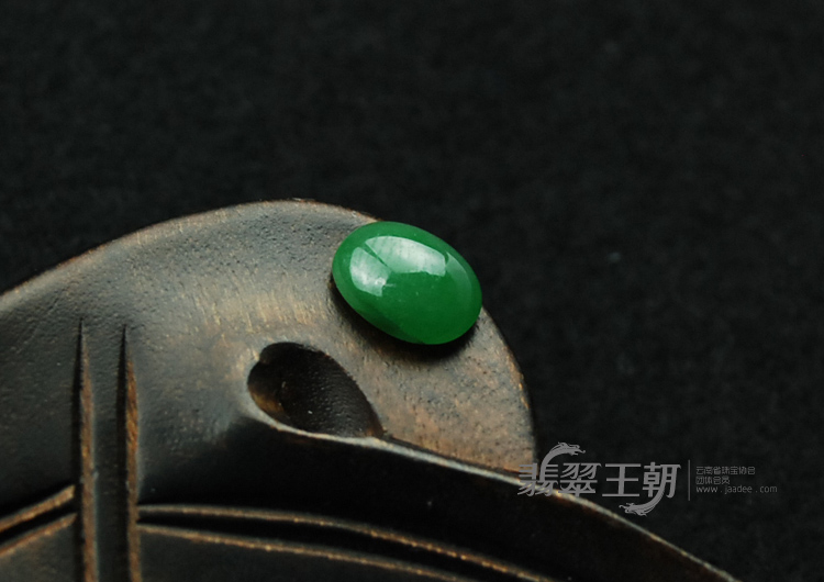 糯冰种翠色缅甸翡翠戒面