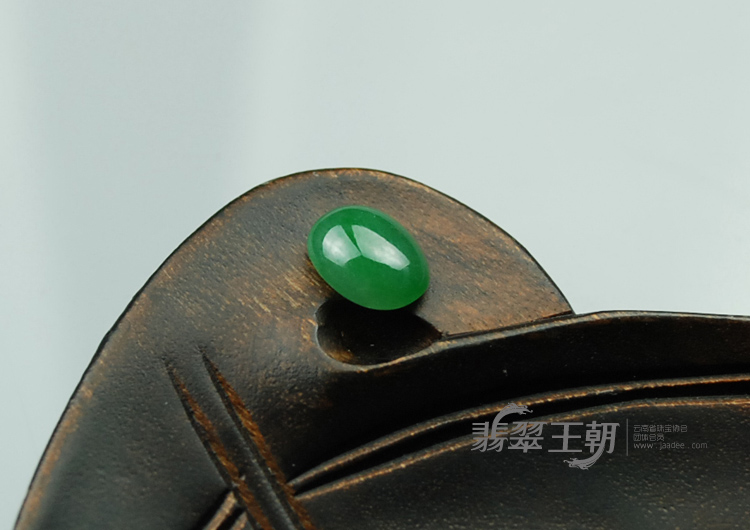 糯冰种翠色缅甸翡翠戒面