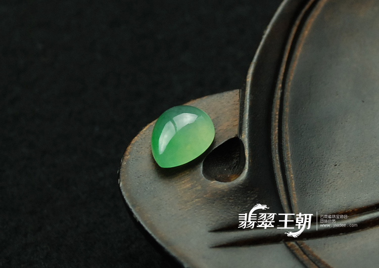 冰种翠色缅甸翡翠戒面