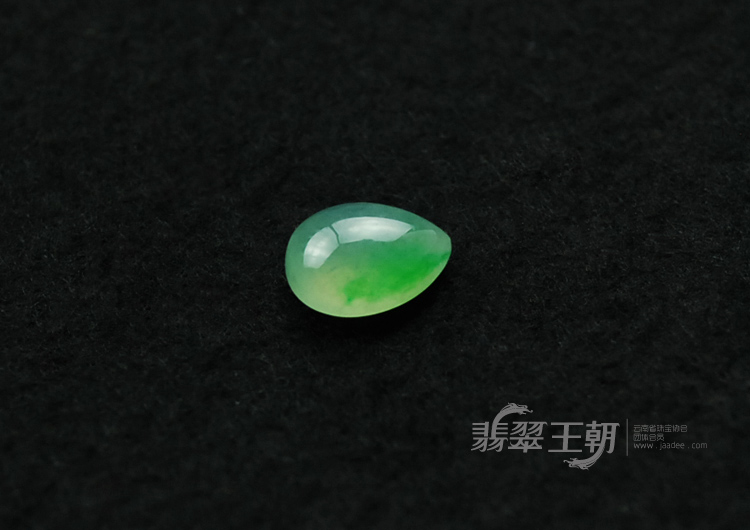 冰种翠色缅甸翡翠戒面