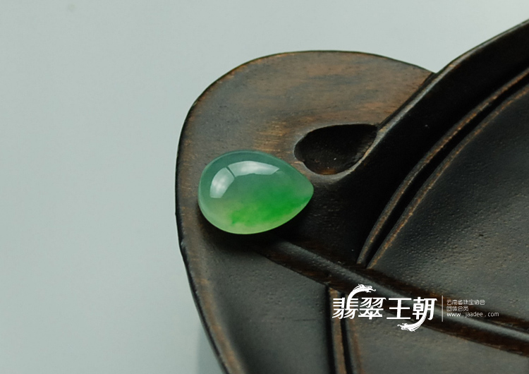 冰种翠色缅甸翡翠戒面