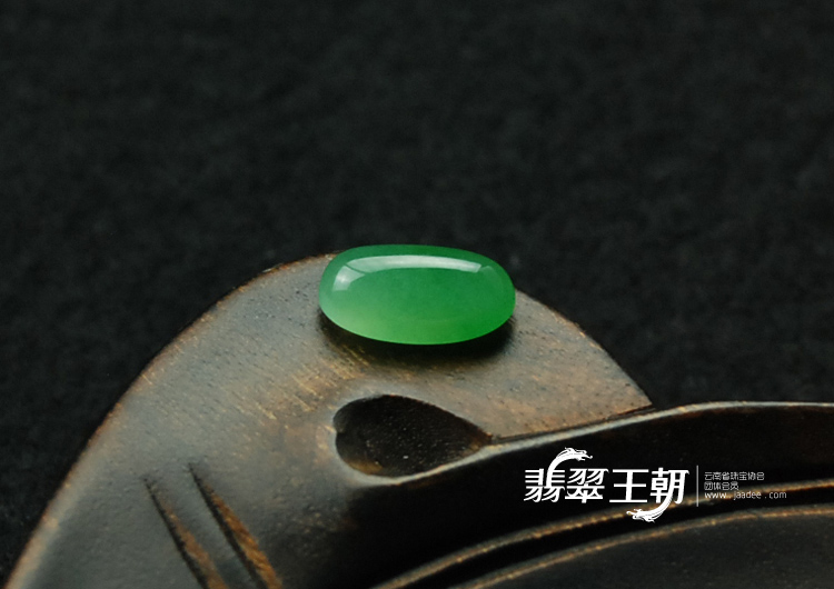 冰种翠色缅甸翡翠戒面