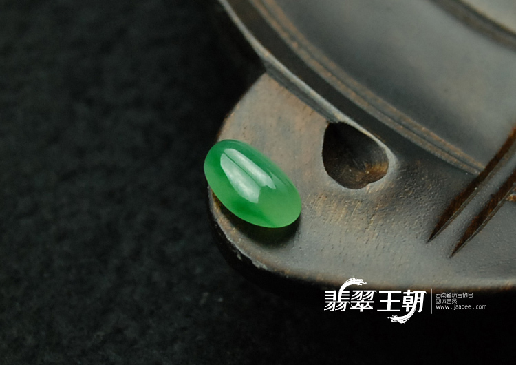 冰种翠色缅甸翡翠戒面