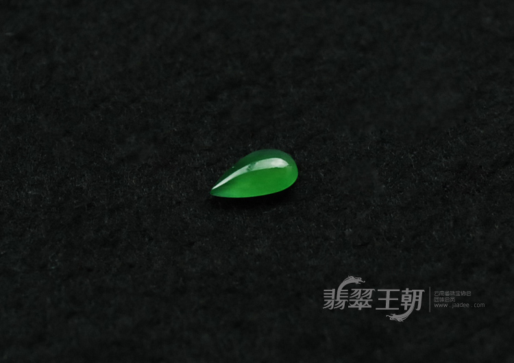 冰玻种翠色缅甸翡翠戒面