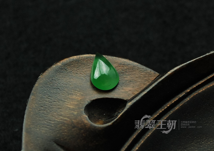 冰玻种翠色缅甸翡翠戒面