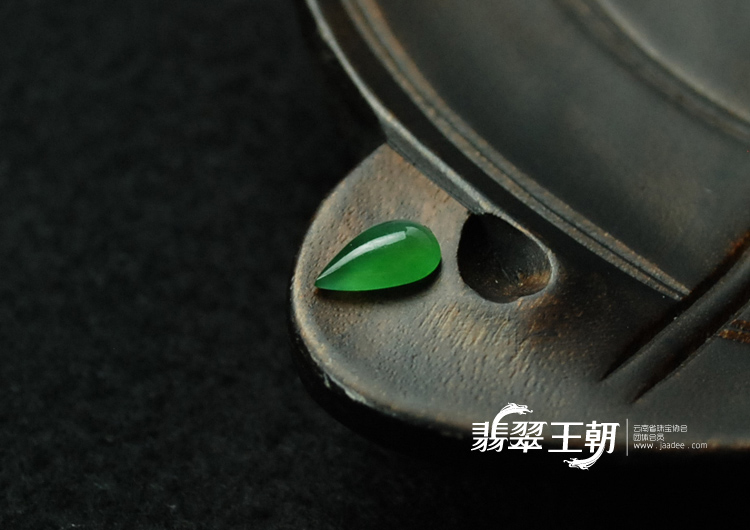 冰玻种翠色缅甸翡翠戒面