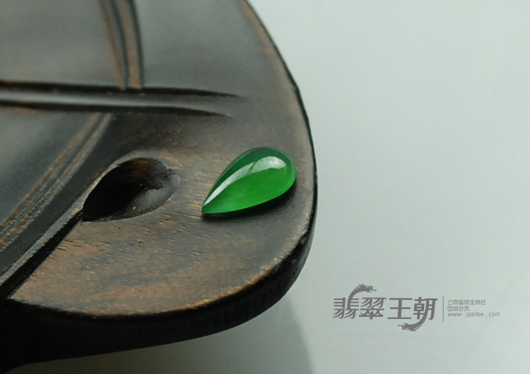 冰玻种翠色缅甸翡翠戒面