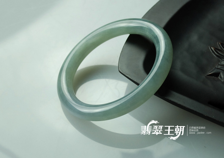 糯冰种紫罗兰缅甸翡翠圆条手镯（58.4）