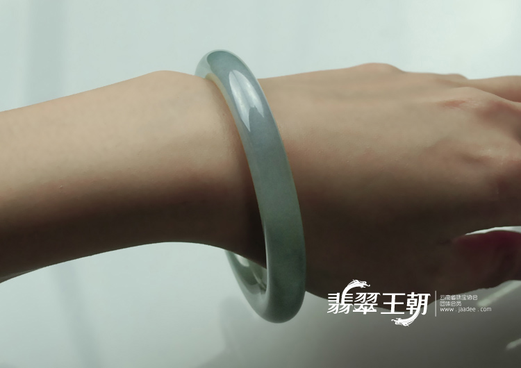 糯冰种紫罗兰缅甸翡翠圆条手镯（58.4）