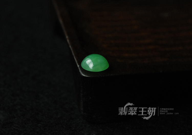 糯冰种翠色缅甸翡翠戒面