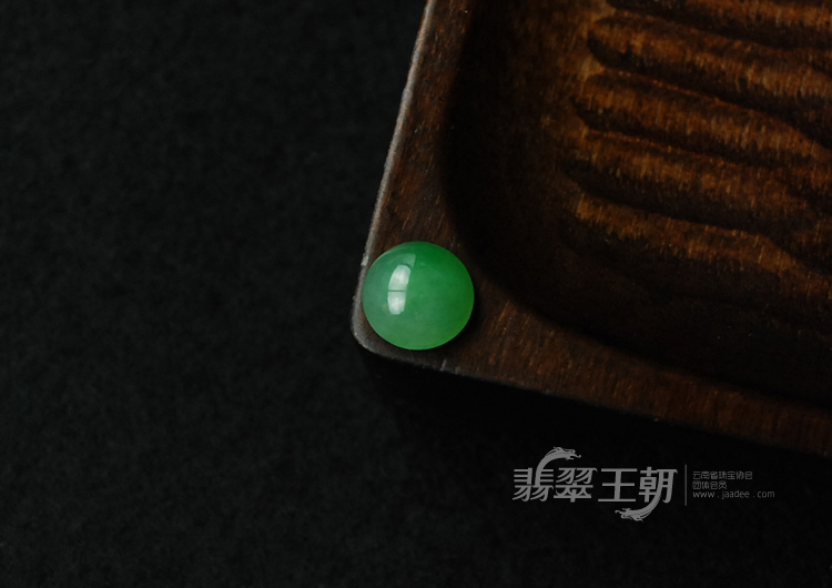 糯冰种翠色缅甸翡翠戒面