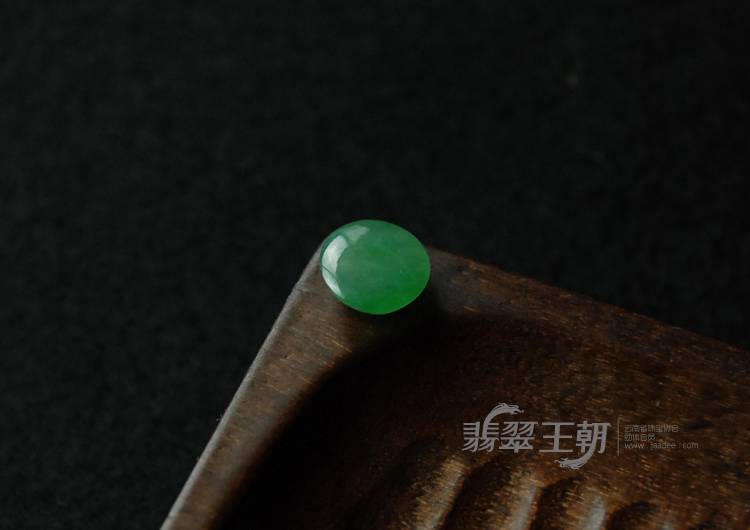 糯冰种翠色缅甸翡翠戒面