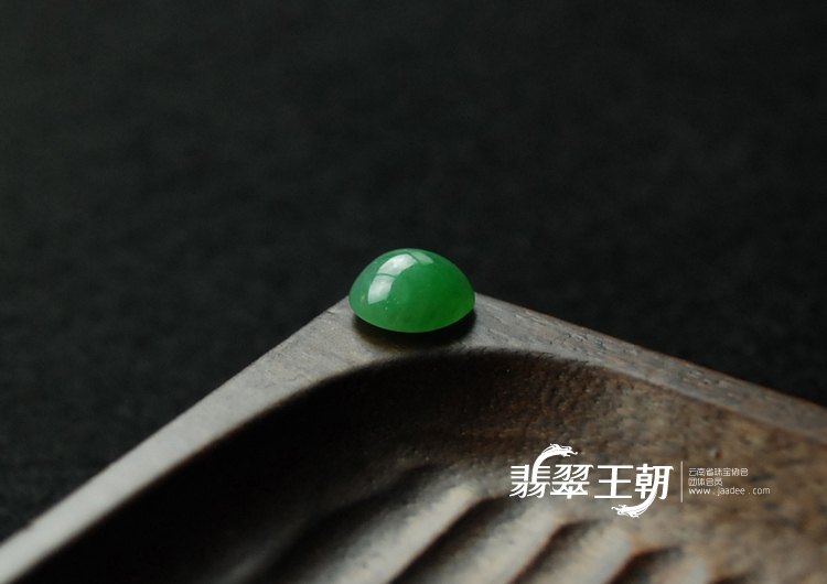 糯冰种翠色缅甸翡翠戒面