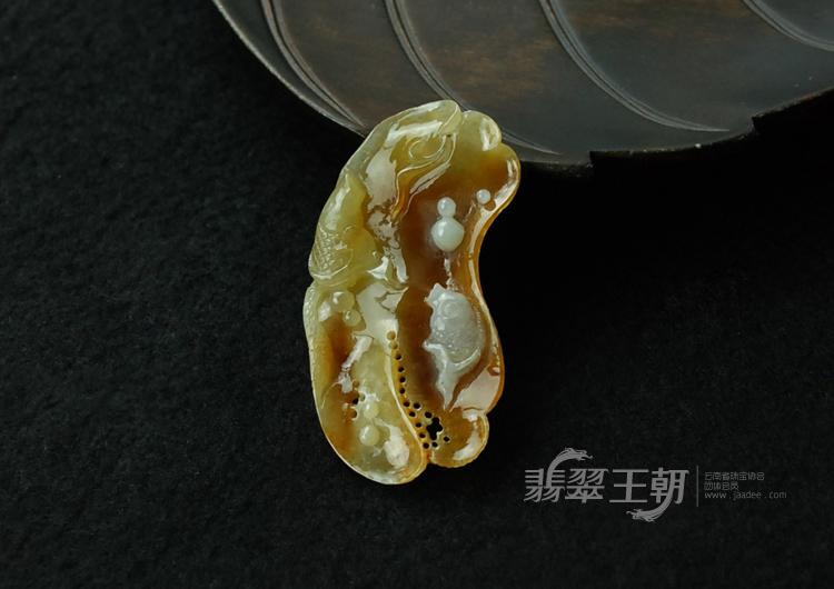 糯冰种黄翡缅甸翡翠“年年有余”挂件