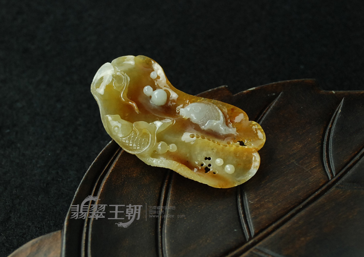 糯冰种黄翡缅甸翡翠“年年有余”挂件