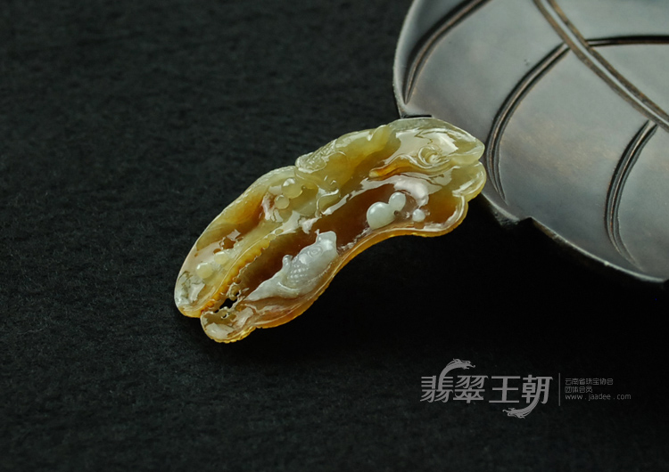 糯冰种黄翡缅甸翡翠“年年有余”挂件