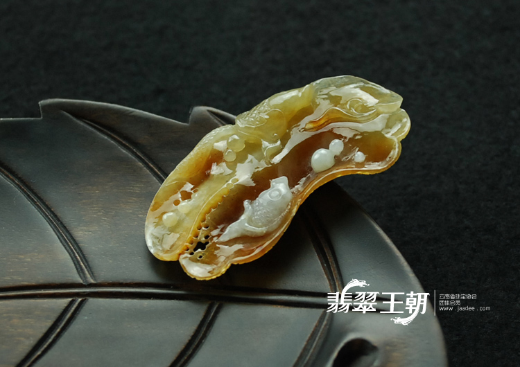糯冰种黄翡缅甸翡翠“年年有余”挂件