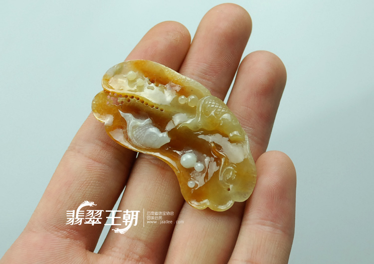 糯冰种黄翡缅甸翡翠“年年有余”挂件