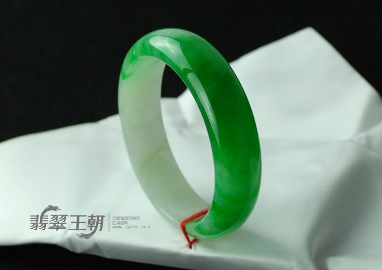 糯冰种阳绿缅甸翡翠手镯（58.8）