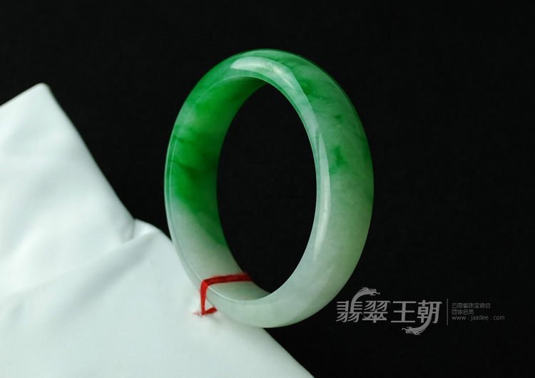 糯冰种阳绿缅甸翡翠手镯（58.8）