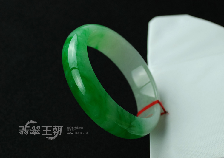 糯冰种阳绿缅甸翡翠手镯（58.8）