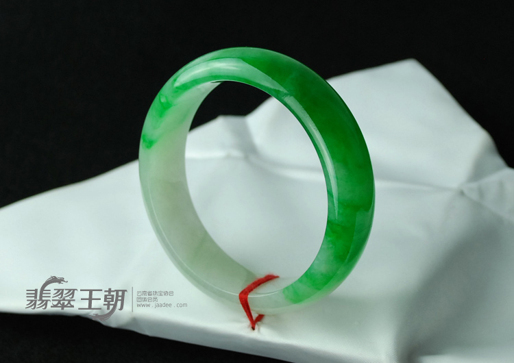 糯冰种阳绿缅甸翡翠手镯（58.8）