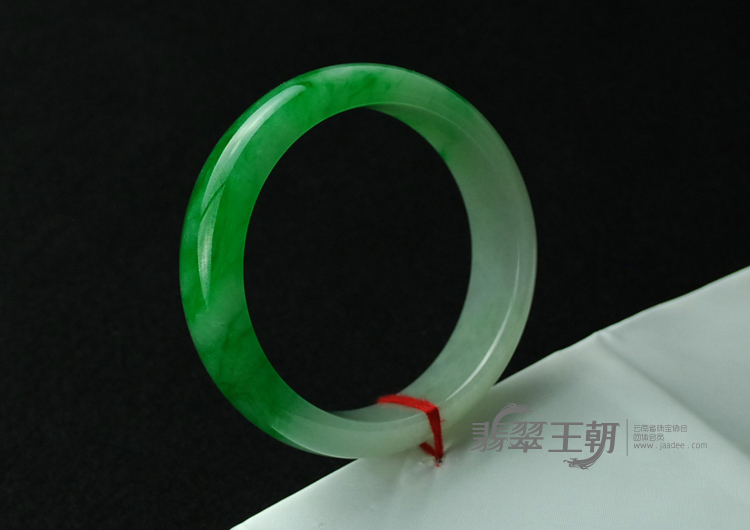 糯冰种阳绿缅甸翡翠手镯（58.8）