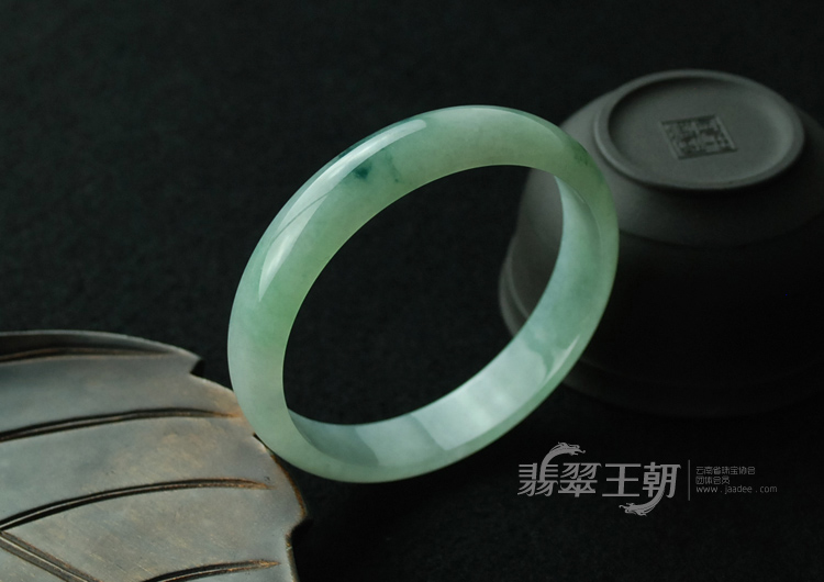 糯冰种飘蓝花缅甸翡翠手镯（60.6）