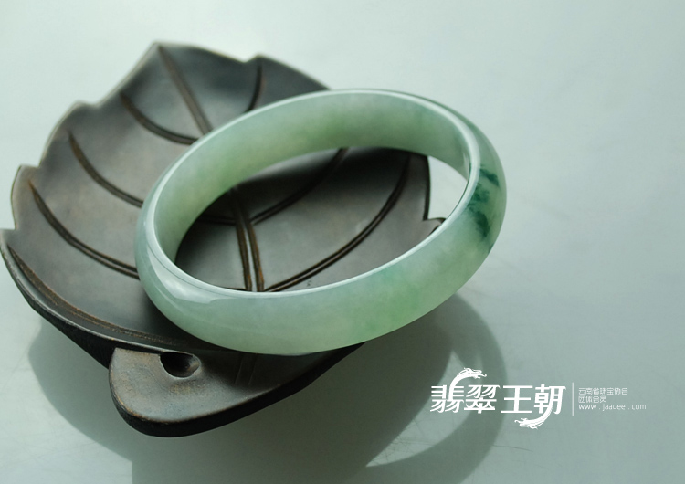 糯冰种飘蓝花缅甸翡翠手镯（60.6）