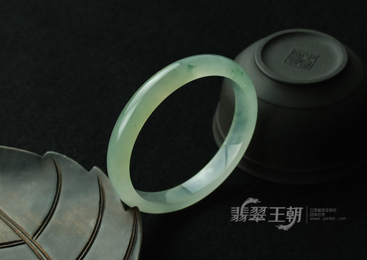 冰种飘花缅甸翡翠手镯（55.9）