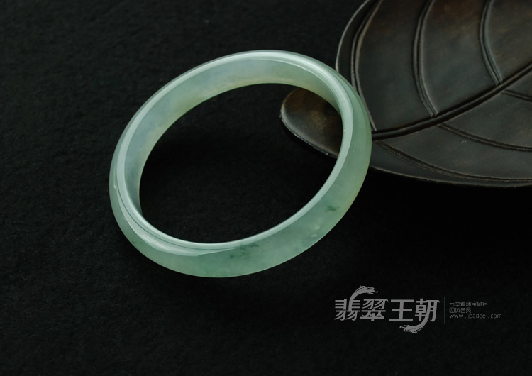 冰种飘花缅甸翡翠手镯（55.9）