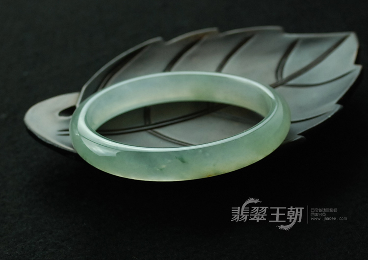 冰种飘花缅甸翡翠手镯（55.9）