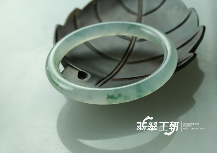 冰种飘蓝花缅甸翡翠圆条手镯（55.2）