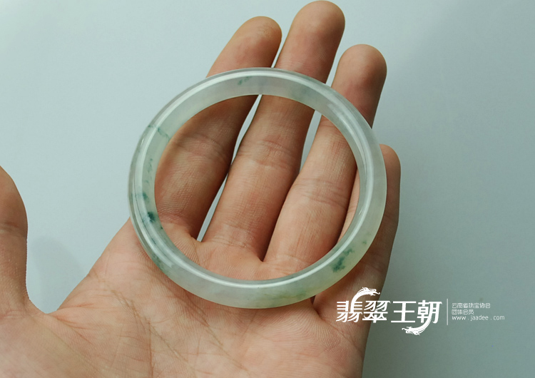 冰种飘蓝花缅甸翡翠圆条手镯（55.2）