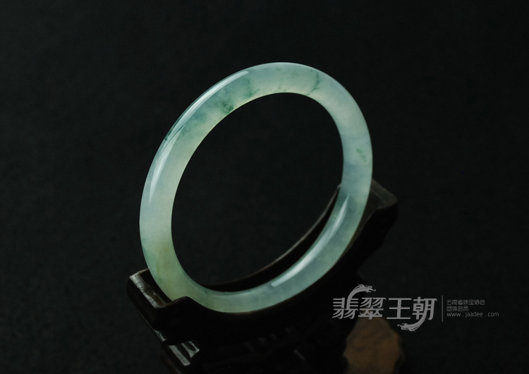 冰种飘蓝花缅甸翡翠圆条手镯（55.2）