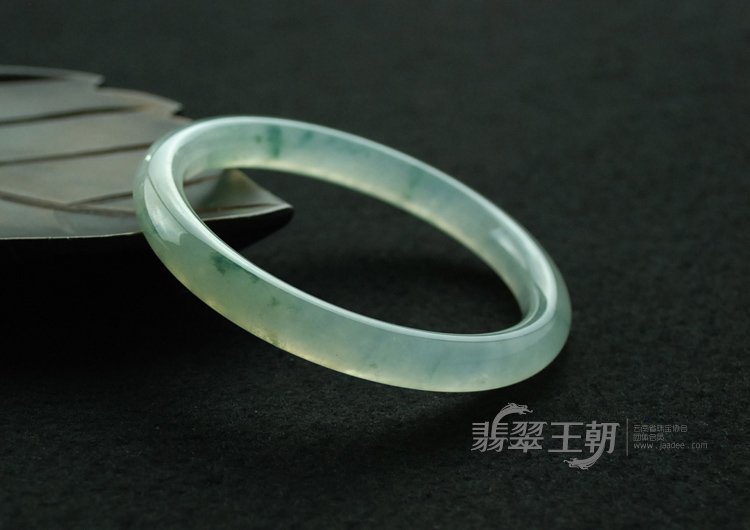 冰种飘蓝花缅甸翡翠圆条手镯（55.2）