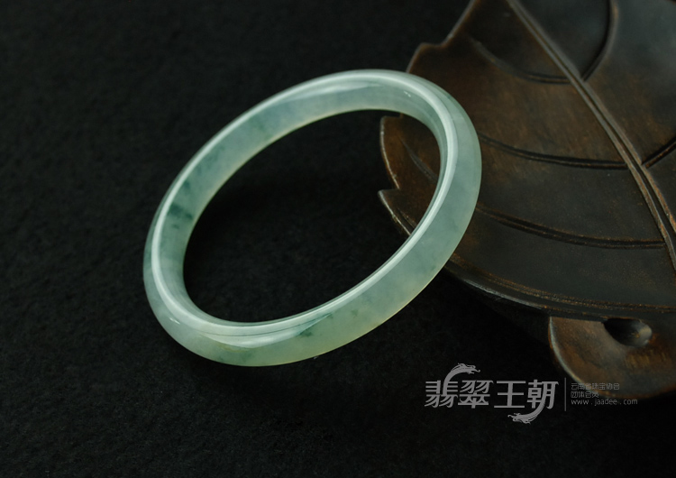 冰种飘蓝花缅甸翡翠圆条手镯（55.2）